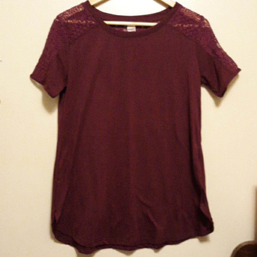 Burgundy shirt 💚5/$25💚